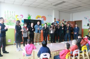 公司开展学雷锋自愿服务活动