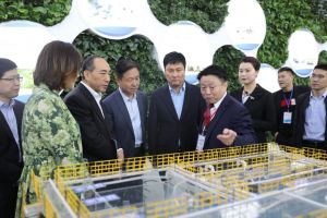 陕西省人大常委会副主任、、省总工会主席郭大为一行旅行我公司笔直流迷宫手艺