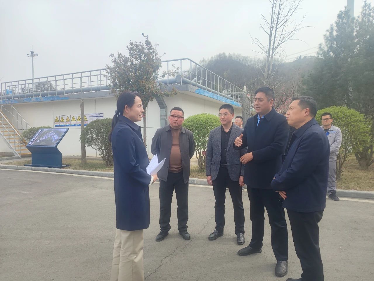 商南县委副书记、、县长刘华到水情形公司商南县污水处理厂调研